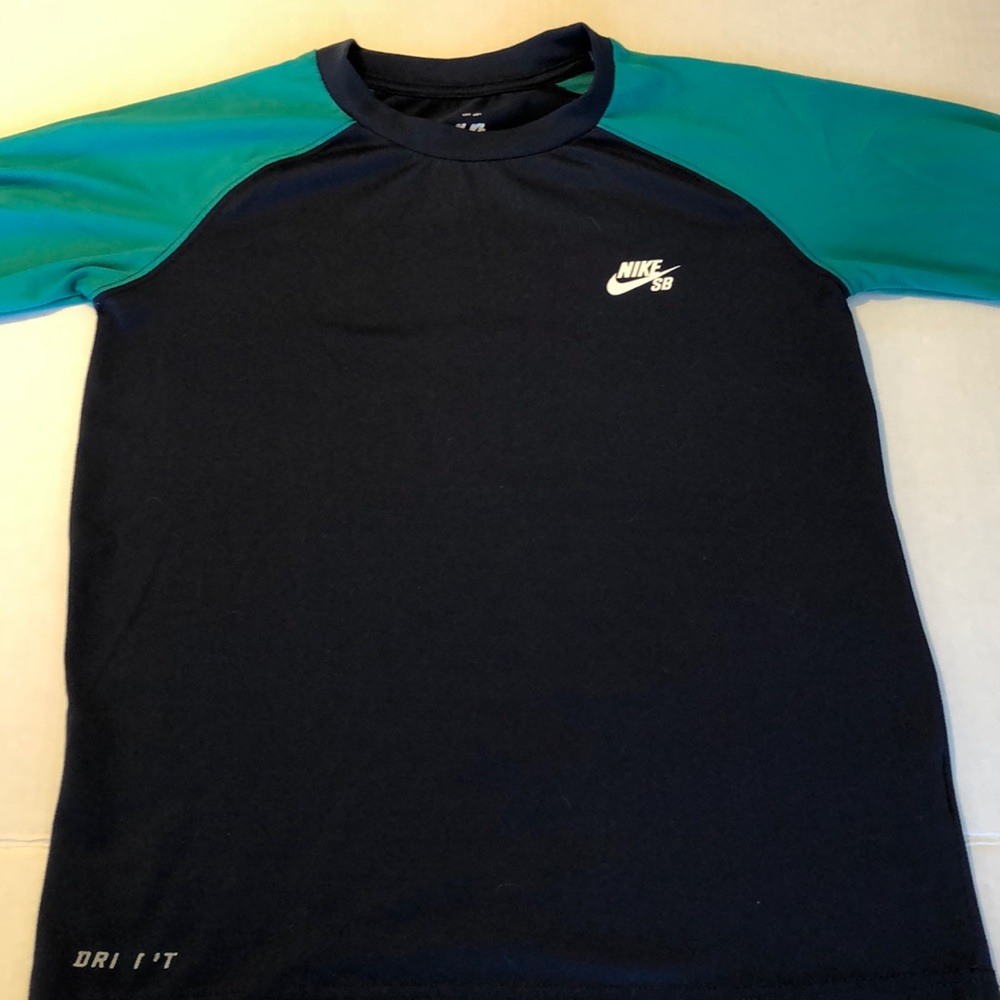 Nike SB (Skateboard) Dri Fit Long Sleeve Boys Sz M